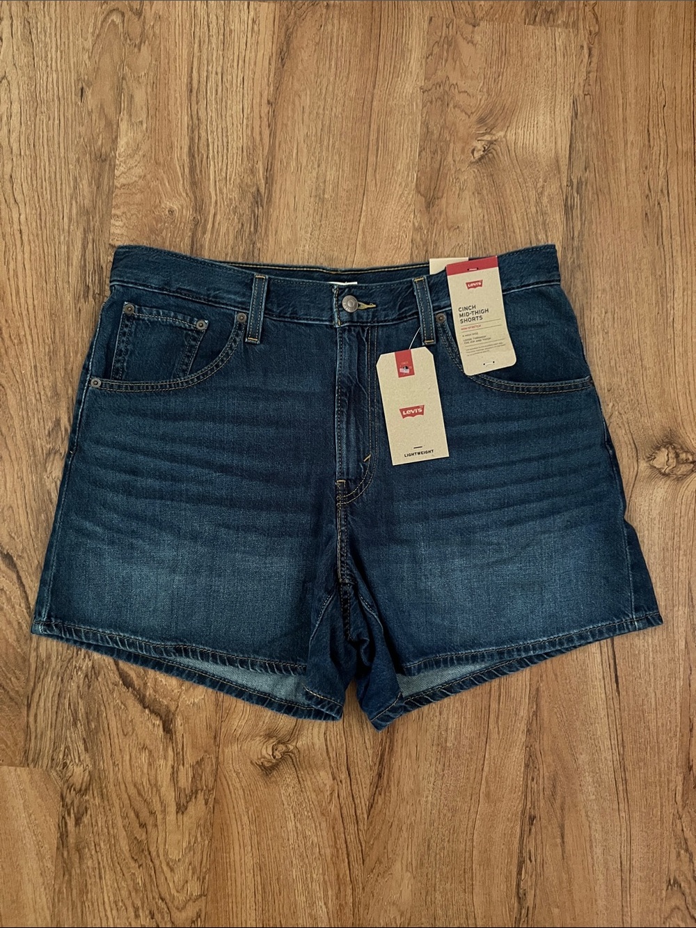 NWT Levi’s Cinch Mid-Thigh Shorts